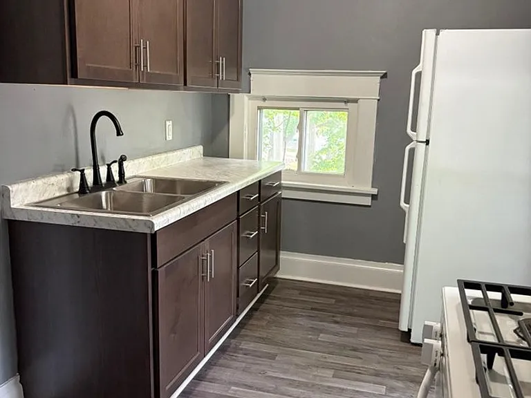 112 N Clinton St — Photo 12