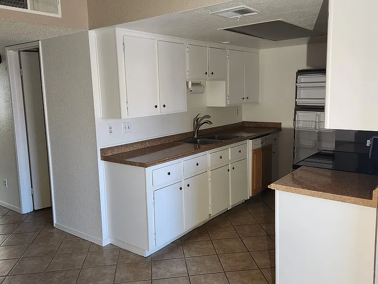 Desert Sun Apartments — Photo 39