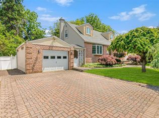 4 Willets Dr, Syosset, NY 11791