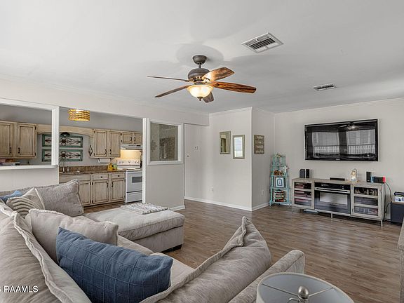 5th image of 208 Pembroke Ln
