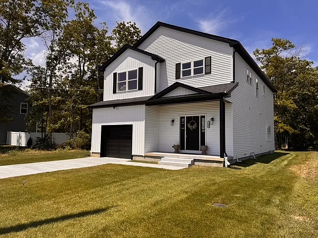 Exterior - Right Side Yard
