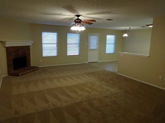 3 bed, 2.0 bath, 1588 sqft, $2,215 — Photo 4