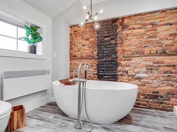 En-suite master bath