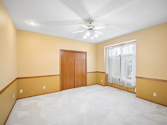 3rd image of 810 NE Vail Ct