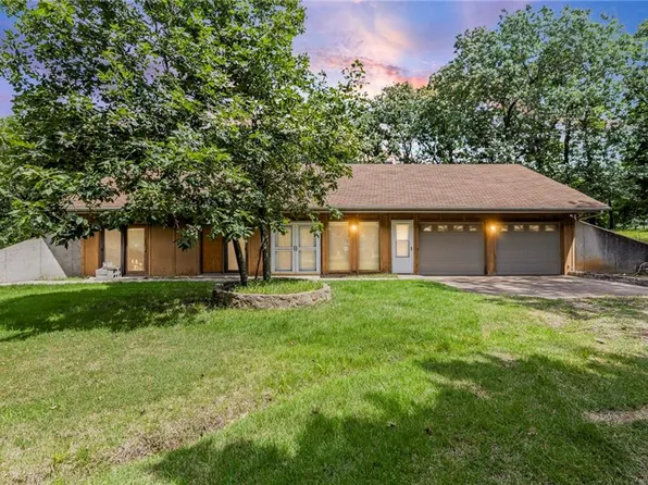 28543 W 85th Ter, De Soto, KS 66018