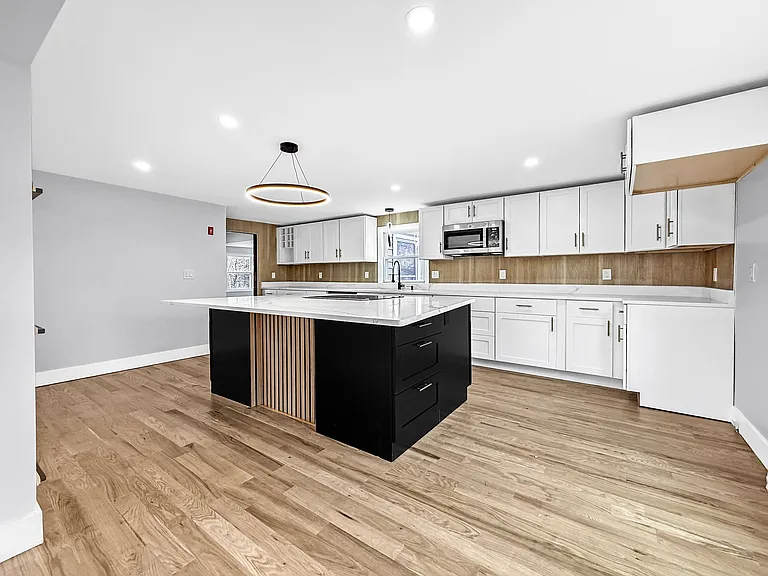 21 Burlington Rd — Photo 1