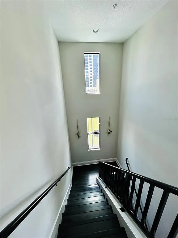 3 bed, 3.5 bath, 1972 sqft, $4,950 — Photo 3