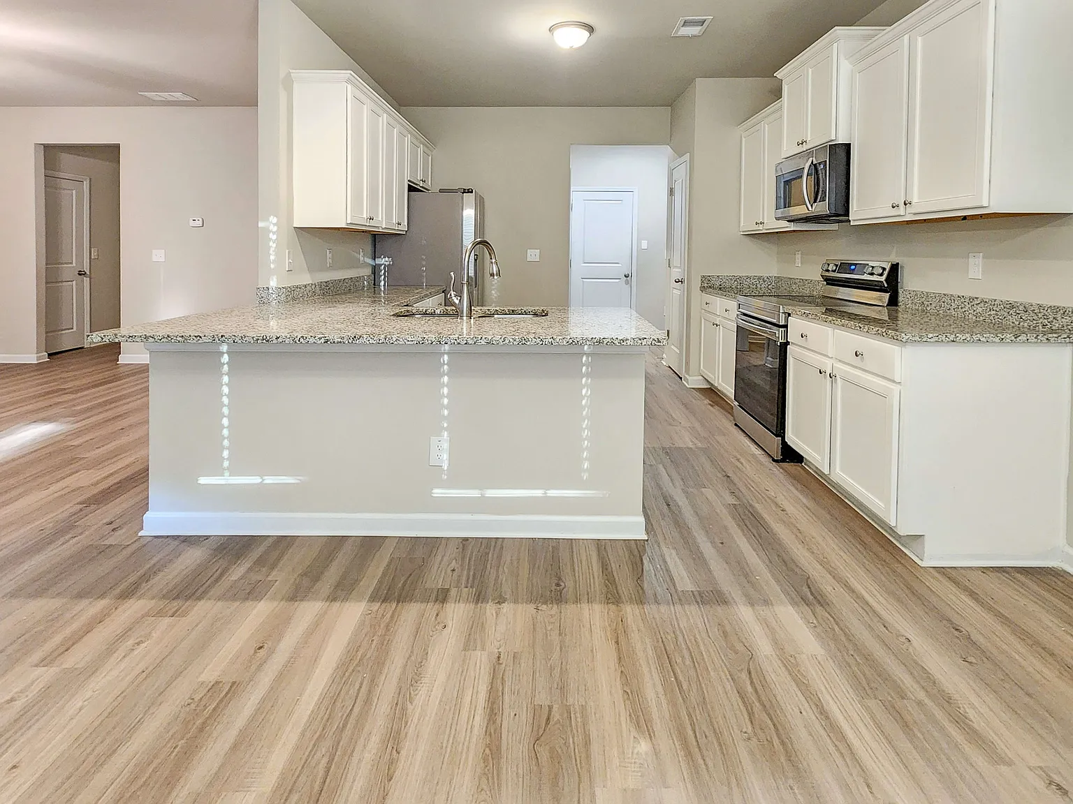3 bed, 2.5 bath, 1800 sqft, $2,140 — Photo 2