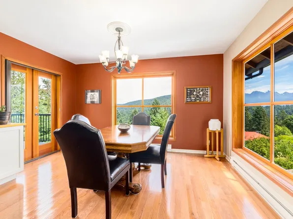 571 Roocroft Ln, Bowen Island, BC V0N 1G2