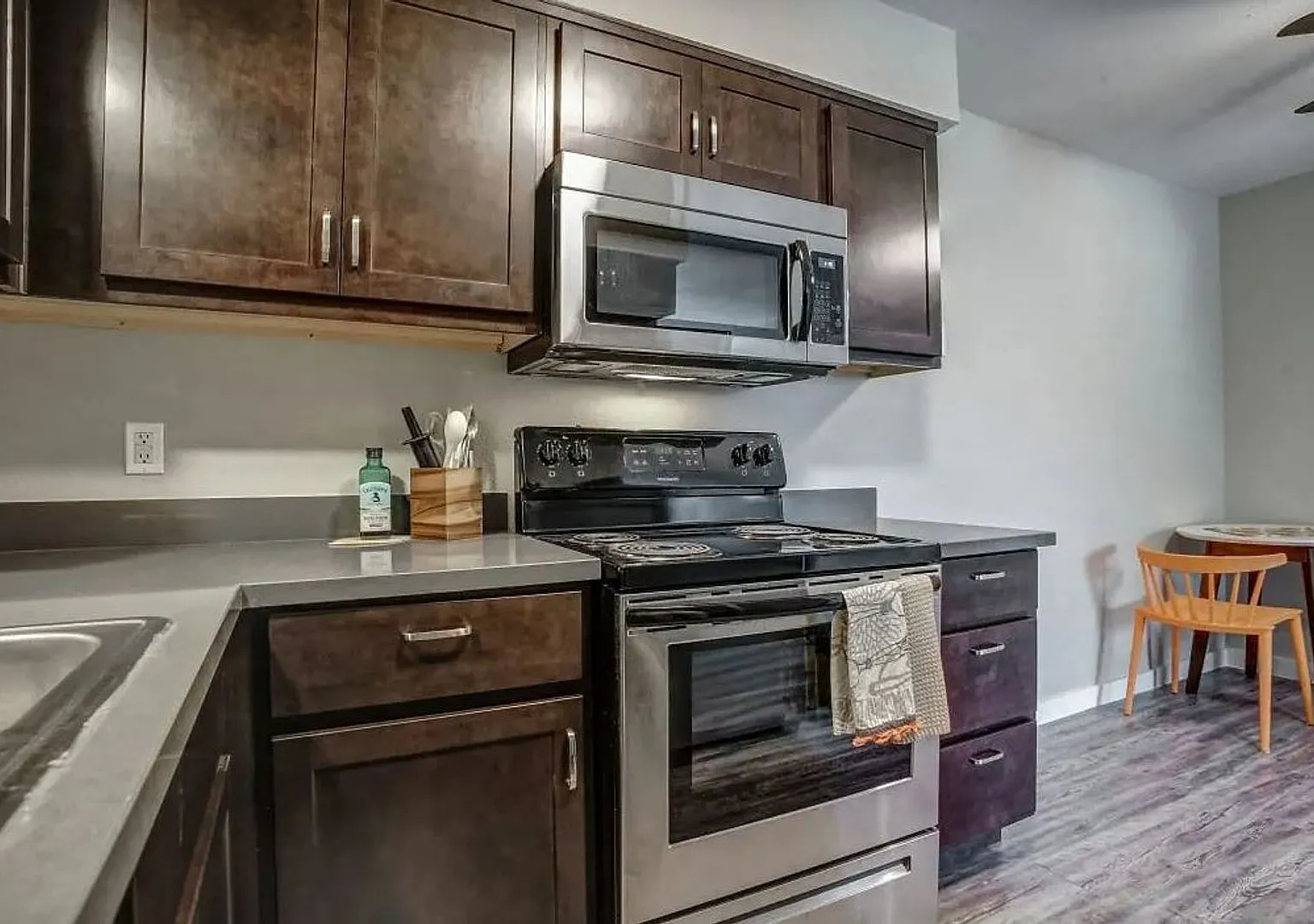 Charleston Apartments — Photo 4
