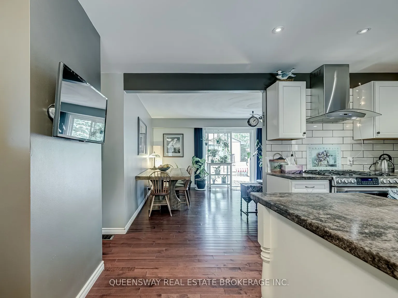 3 bed, $3,000 — Photo 2