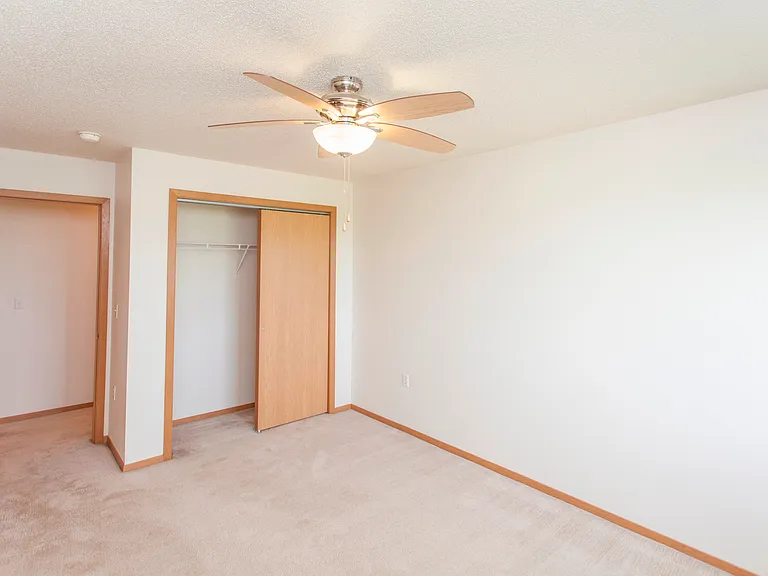 Platinum Valley Apartments — Photo 33