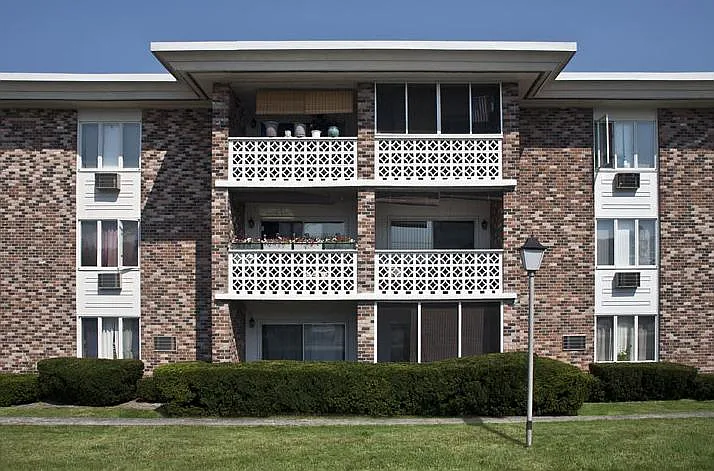Warren Apartments — Photo 1