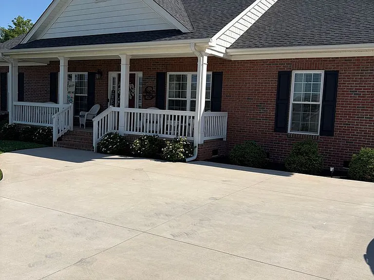 202 Roscoe Dr — Photo 2
