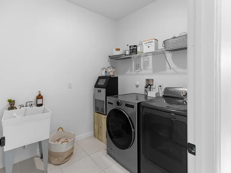 5648 NW Lorna Ct — Photo 46