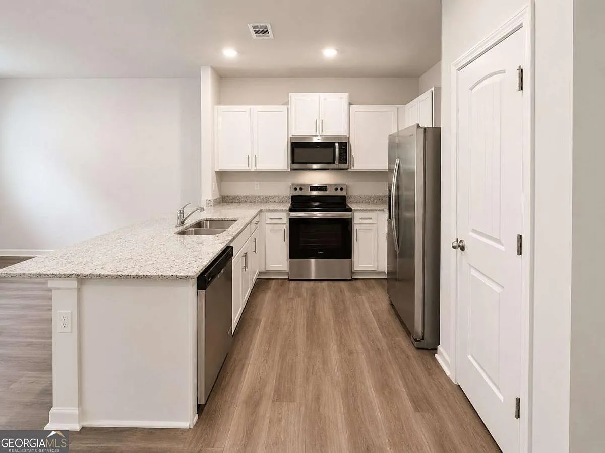 3 bed, 2.5 bath, 1742 sqft, $1,700 — Photo 3