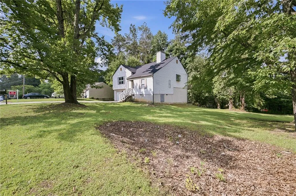 3 bed, 2.0 bath, 1956 sqft, $1,800 — Photo 2