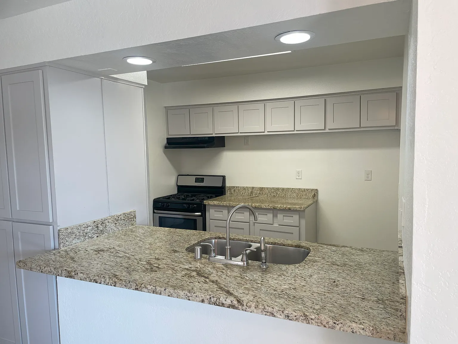 208 N Crenshaw Street — Photo 1
