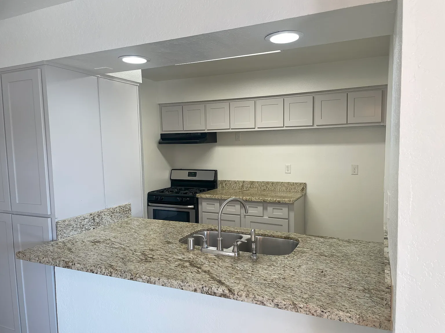 208 N Crenshaw St photo 1