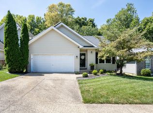 10400 Pinoak View Dr, Louisville, KY 40299