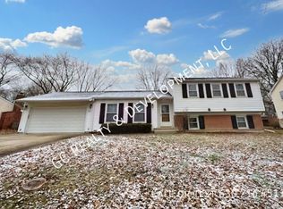 231 Ridgefield Ln, Naperville, IL 60565