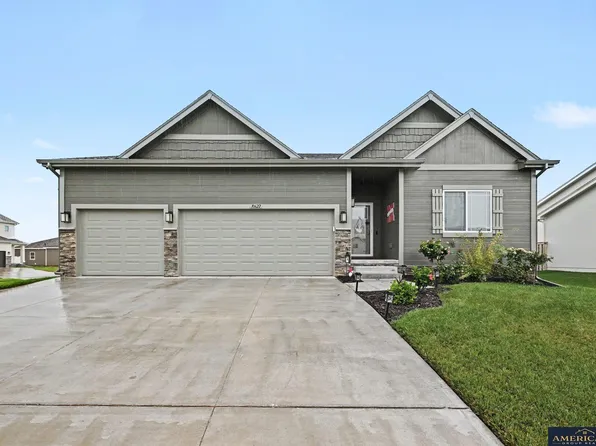 10622 Flint Dr, Papillion, NE 68046