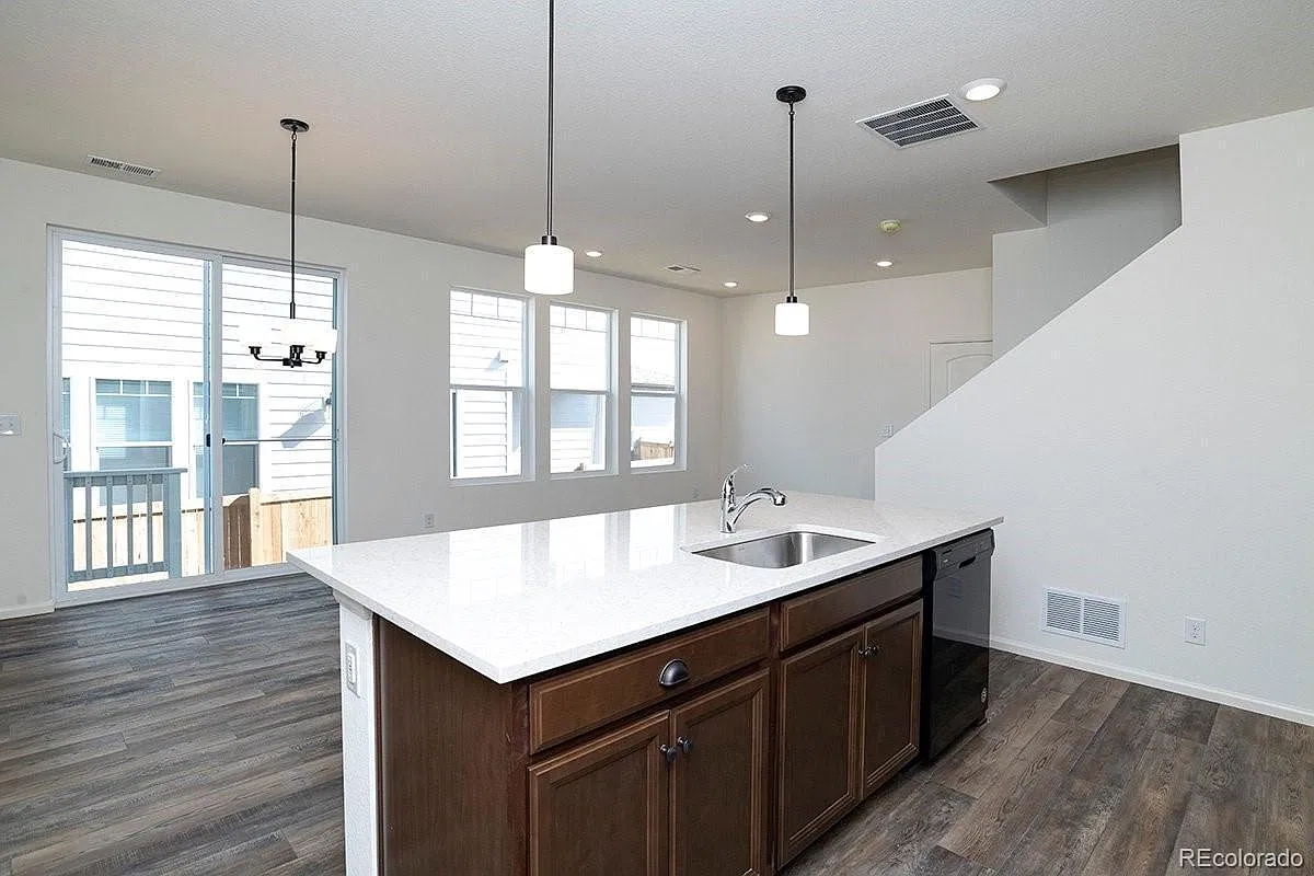 3 bed, 1815 sqft, $2,690 — Photo 4