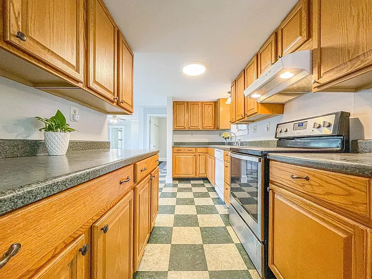 27 Brentwood St #2 — Photo 22