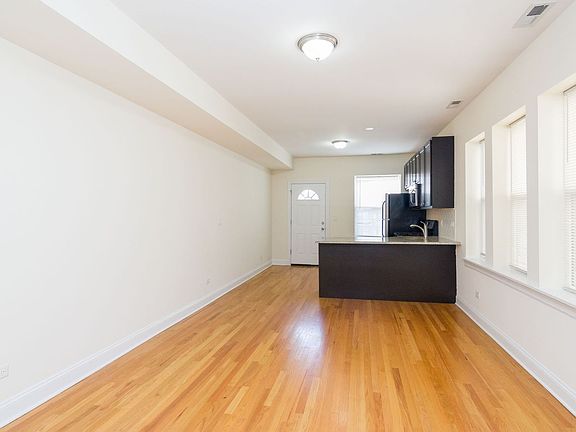 3rd image of 2035-37 W Arthur Avenue N Seeley Ave #6446-56-2035