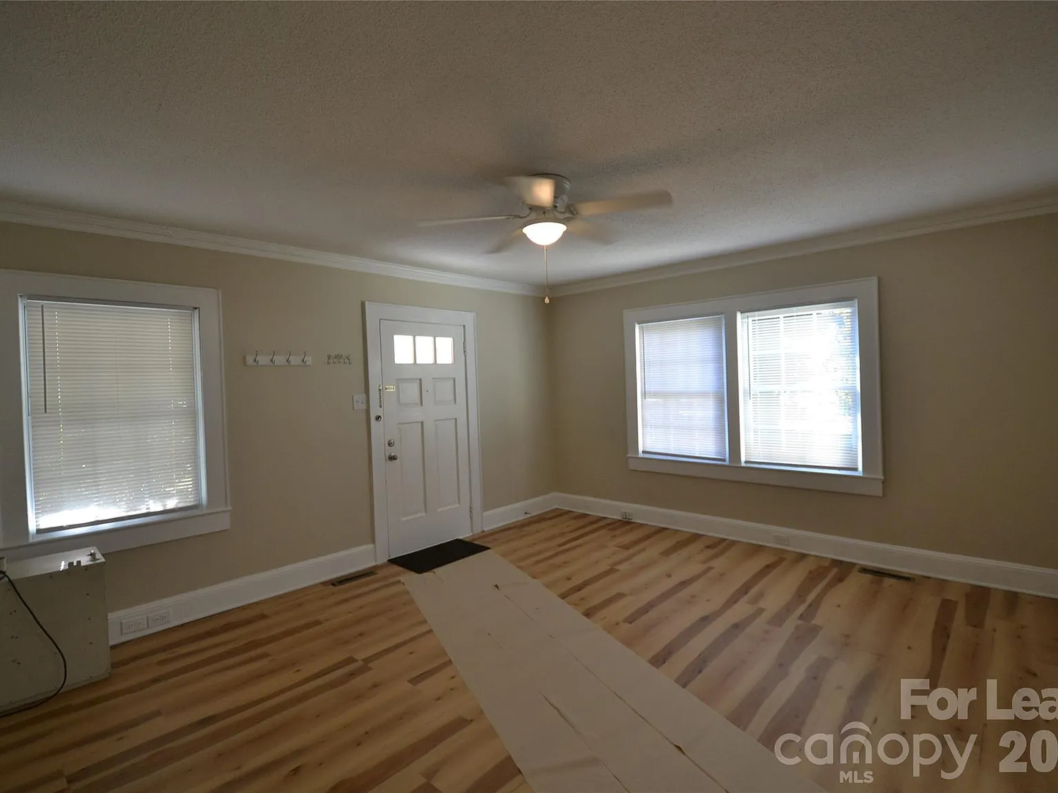 2 bed, 1.0 bath, 1400 sqft, $1,300 — Photo 4