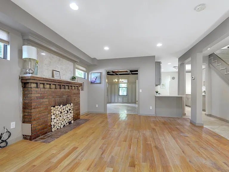 115 W Englewood Ave — Photo 7