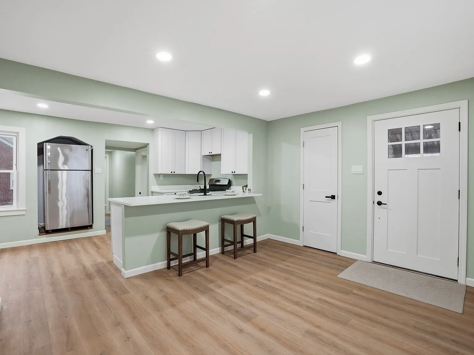 3 bed, 1200 sqft, $1,950 — Photo 3