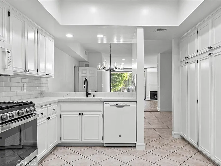 1630 S Bentley Ave #103 — Photo 11