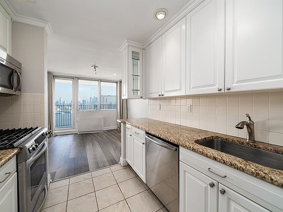 4th image of 6040 Boulevard East Penthouse 34C