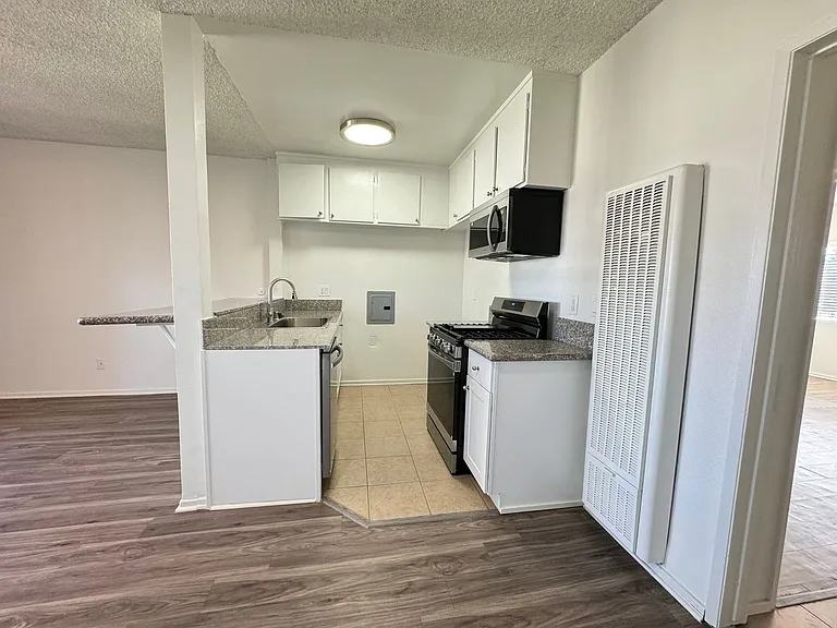 15925 Victory Blvd — Photo 6