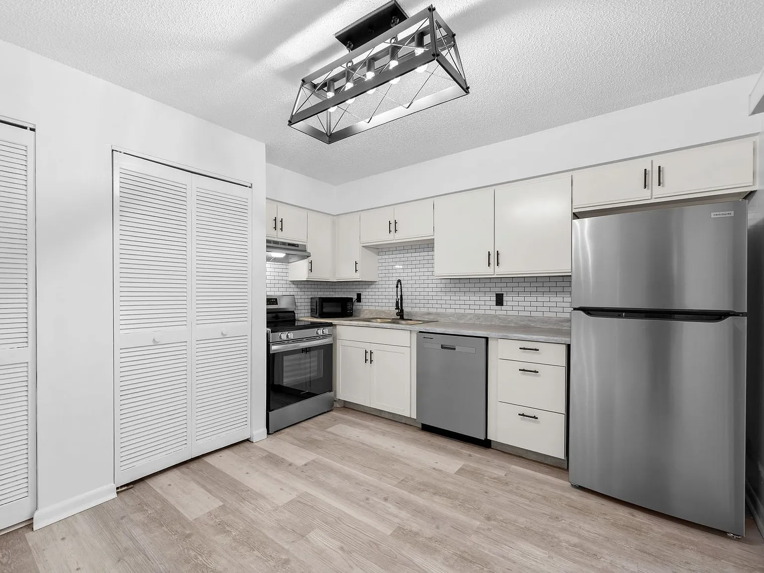 Canterbury Place Apartments — Photo 3
