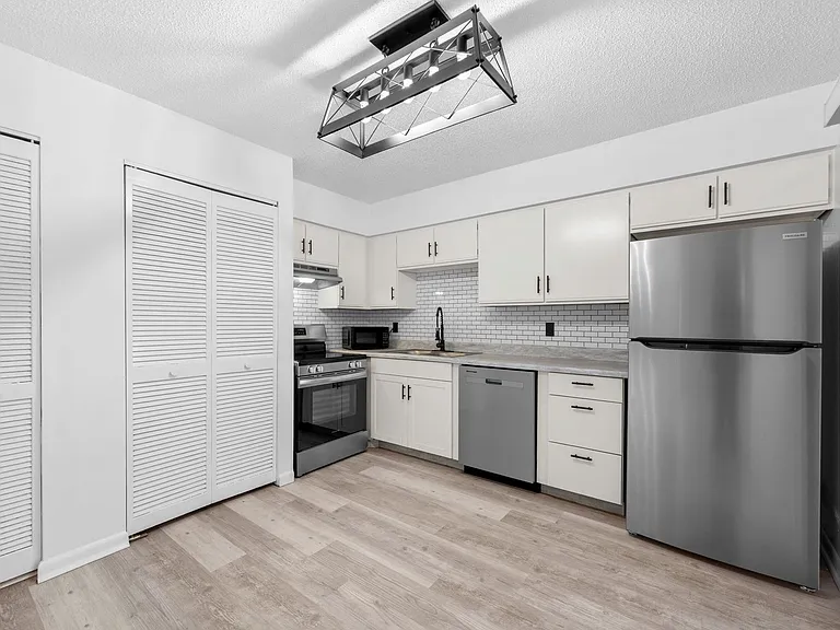 Canterbury Place Apartments — Photo 3