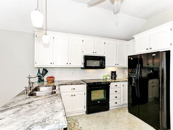 4th image of 223 Darsey Ct