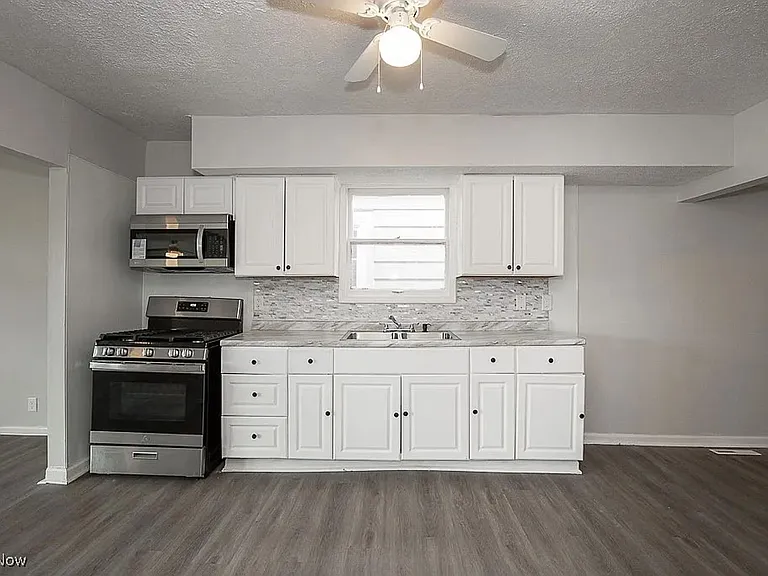 1037 Washington Ave — Photo 6
