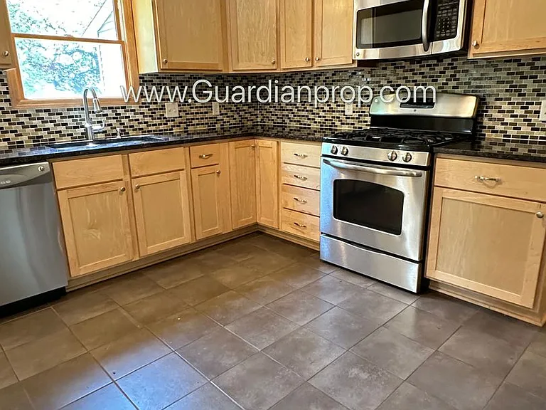 1020 Orkla Dr — Photo 2