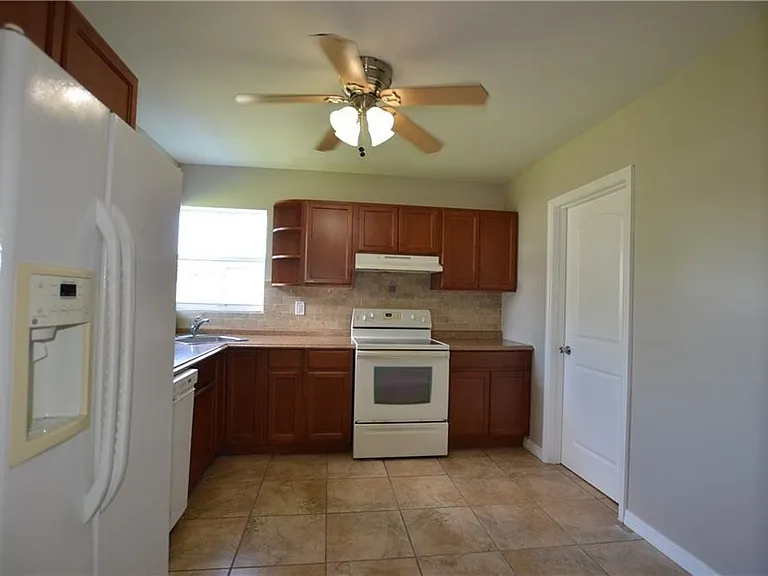 834 Dolores St — Photo 5