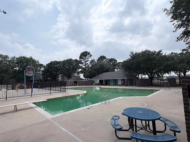 17407 Chamberlain Dr — Photo 32
