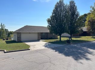 604 E Baldknobber St, Nixa, MO 65714