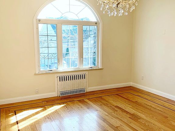 2nd image of 914 Van Duzer St #1