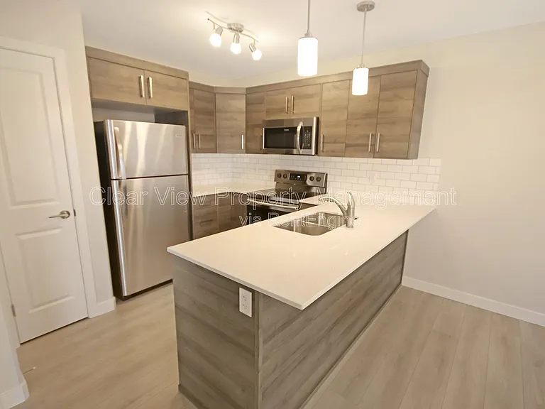 338 Skeena Cres W #LOWER LEVEL — Photo 2