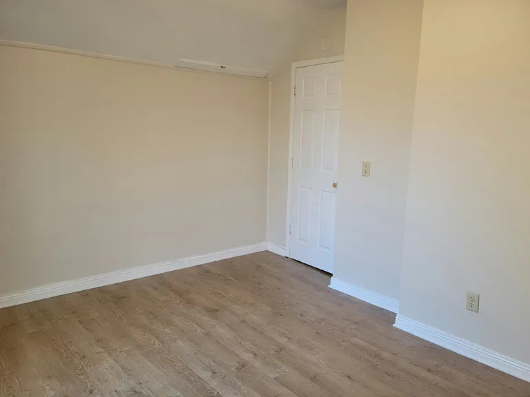 1033 1/2 S Park St — Photo 11