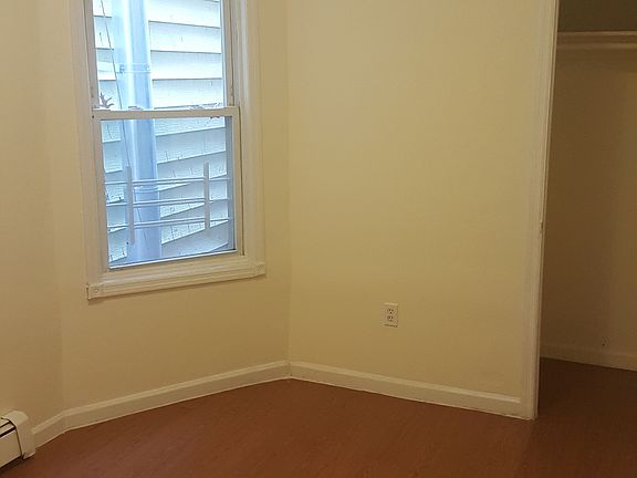 3rd bedroom w/ closet