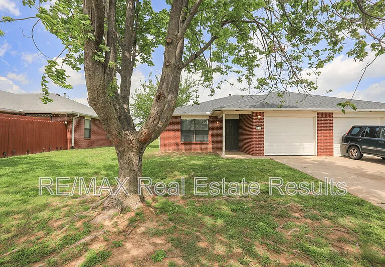 2219 W Roselawn St — Photo 2