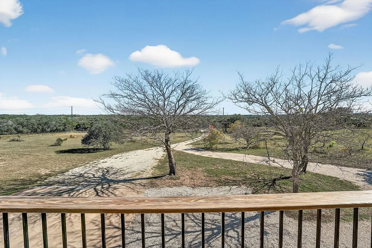 Building Photo - 16200 Round Mountain Rd #B