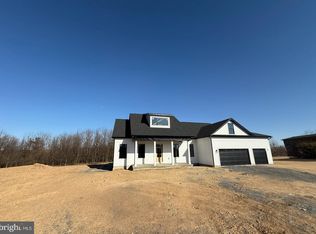 8 Timber Ridge Rd, Berkeley Springs, WV 25411